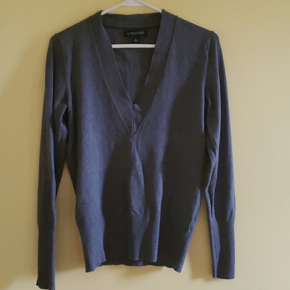 Bundle of 2 gray long sleeve tops